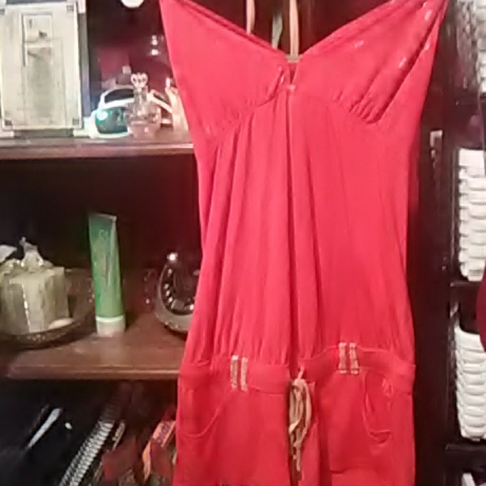Red àñd góld shorts romper